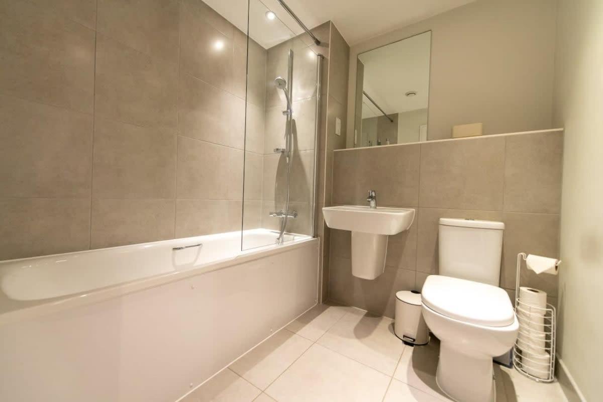 Fantastic 1 Bed Apartment In Crawley Esterno foto