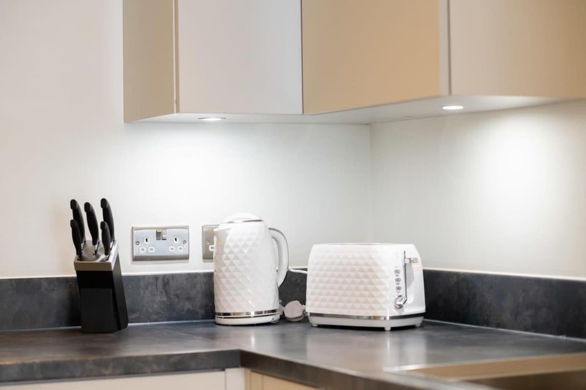 Fantastic 1 Bed Apartment In Crawley Esterno foto