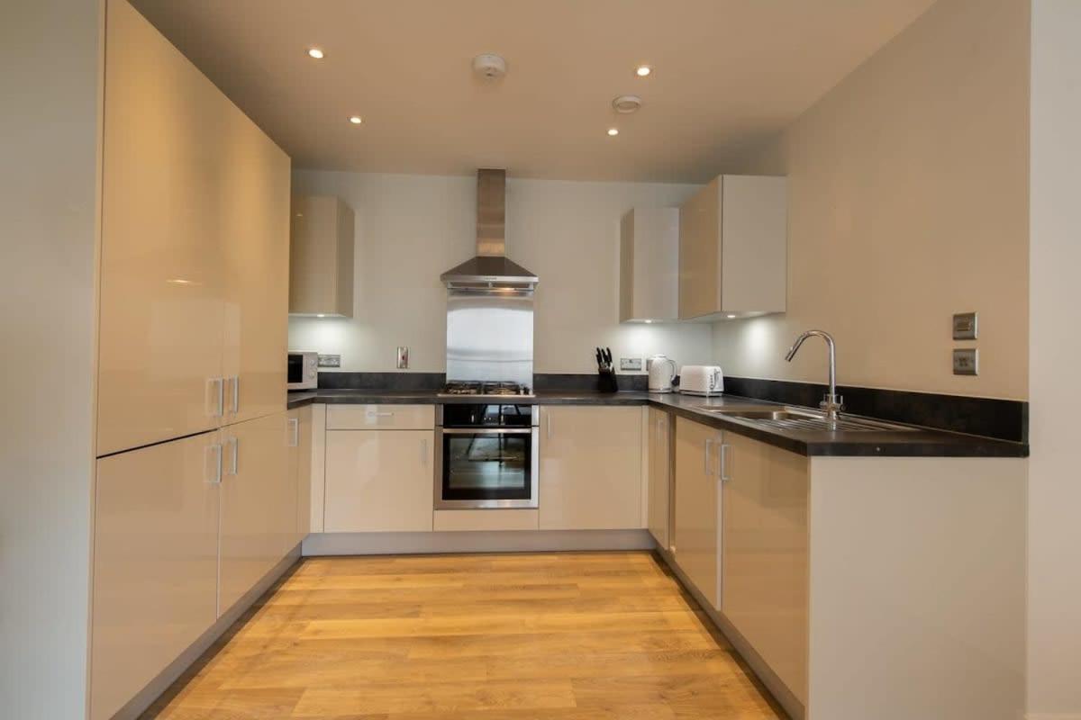 Fantastic 1 Bed Apartment In Crawley Esterno foto