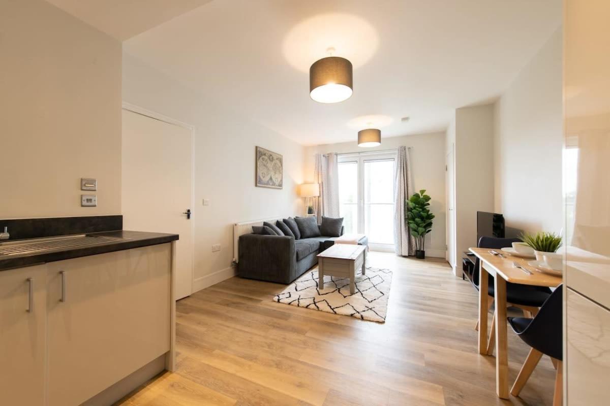 Fantastic 1 Bed Apartment In Crawley Esterno foto