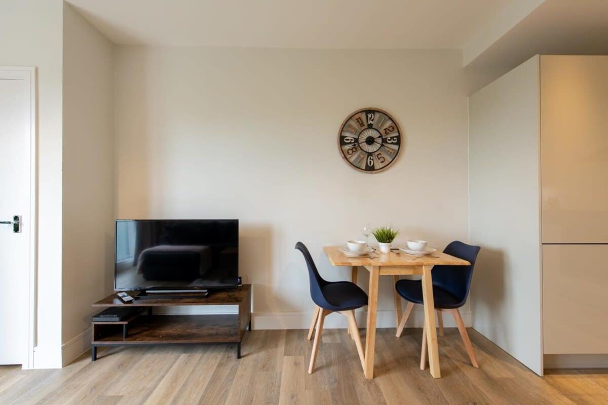 Fantastic 1 Bed Apartment In Crawley Esterno foto