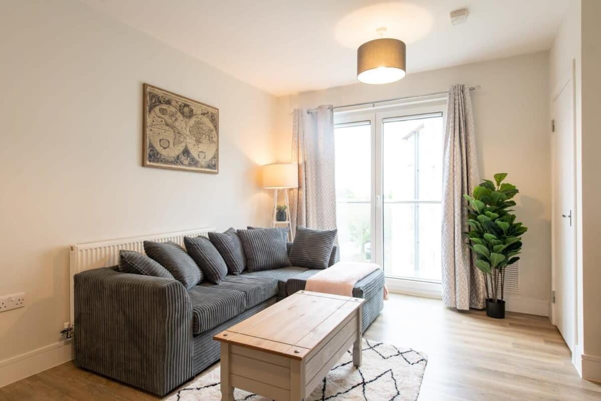 Fantastic 1 Bed Apartment In Crawley Esterno foto