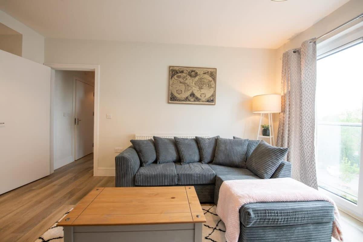 Fantastic 1 Bed Apartment In Crawley Esterno foto
