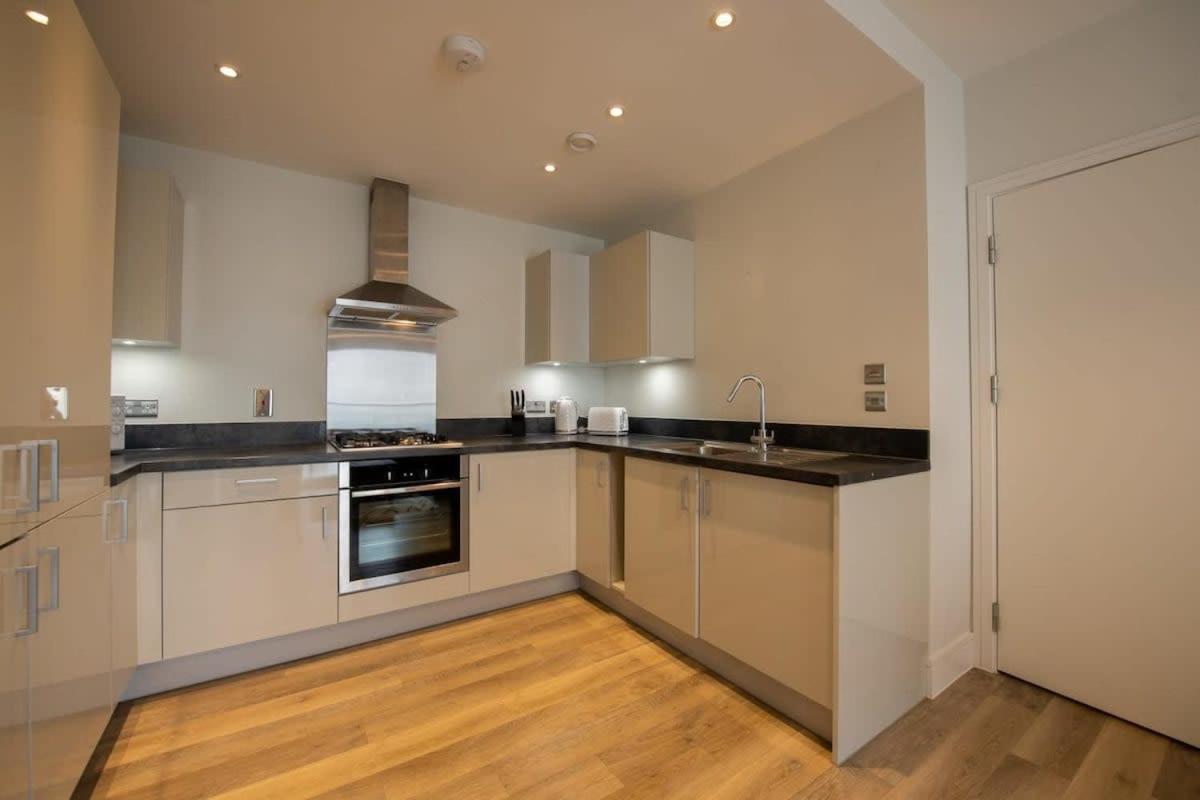 Fantastic 1 Bed Apartment In Crawley Esterno foto