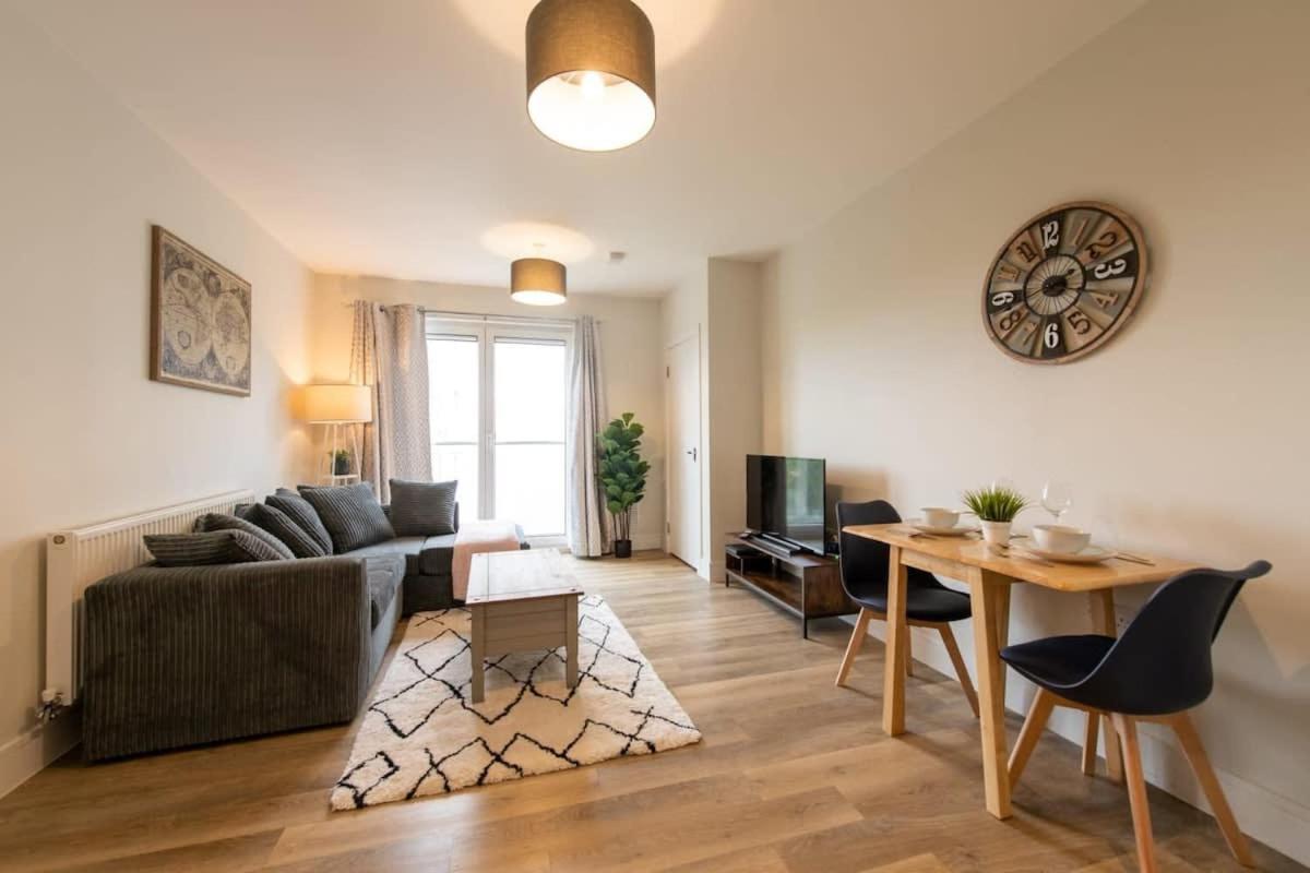Fantastic 1 Bed Apartment In Crawley Esterno foto